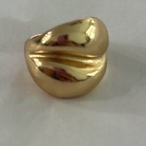 Elegant Gold-Toned Women's Ring